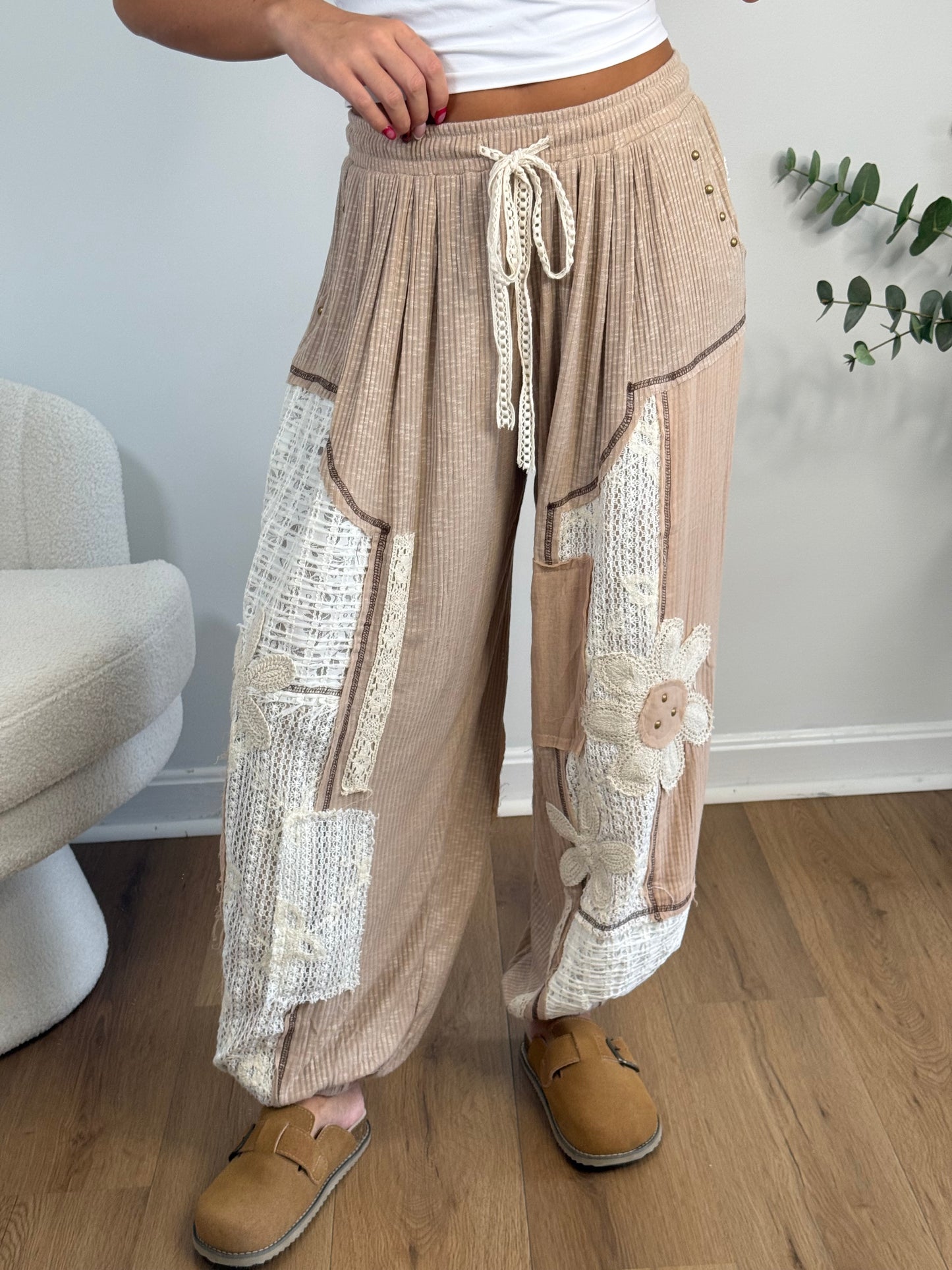 Maple Bloom Joggers (Mocha)