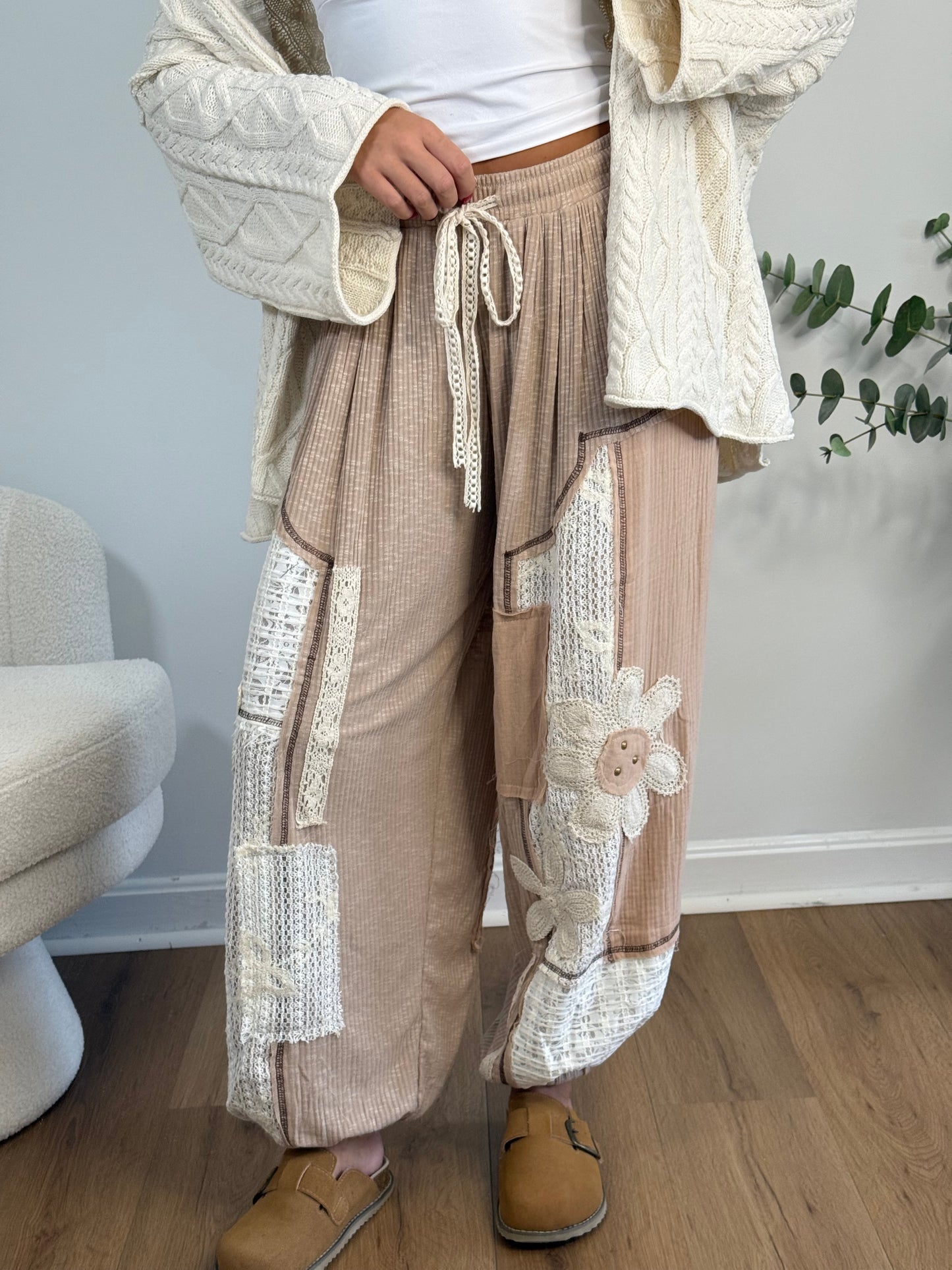 Maple Bloom Joggers (Mocha)